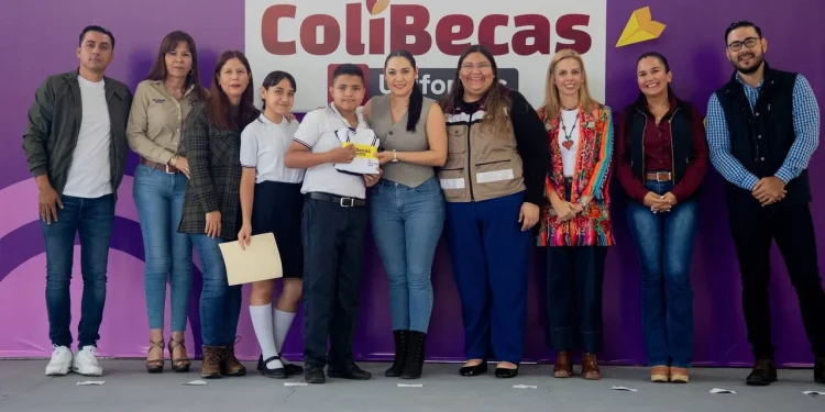Gobierno de Colima inició la entrega de 3,317 ColiBecas-Uniformes en Comala