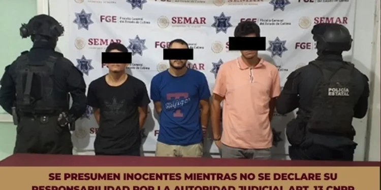 Policía Estatal de Colima detiene a 3 personas en camioneta, con arma de fuego y dosis de droga