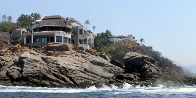 Levantan veda sanitaria en costas de Manzanillo; se mitigó el fenómeno algal nocivo