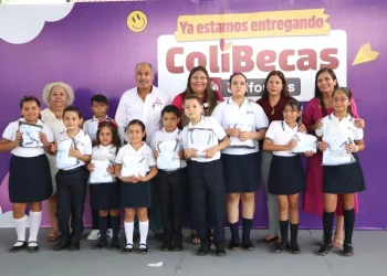 Gobierno Colima beneficia a 4,400 estudiantes de Coquimatlán con ColiBecas-Uniformes