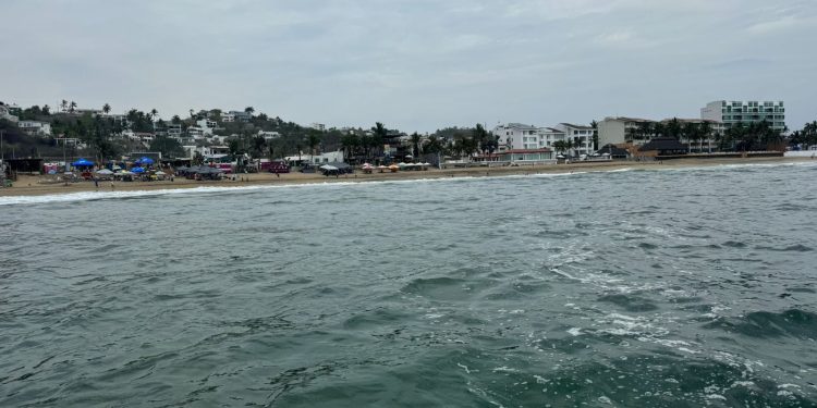 Guardavidas de la UEPC Colima rescataron a una menor de 11 años en riesgo de ahogamiento