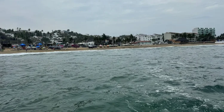 Guardavidas de la UEPC Colima rescataron a una menor de 11 años en riesgo de ahogamiento