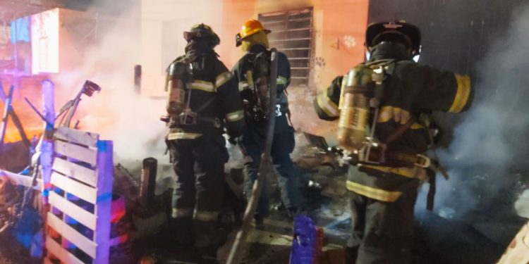 UEPC Colima sofoca dos incendios en viviendas de las colonias Nuevo Milenio y Francisco Villa