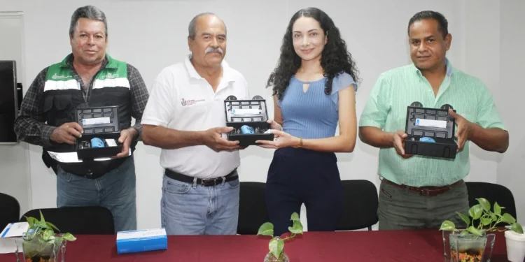 Salud Colima entrega equipo de monitoreo para determinar cloro residual en el agua