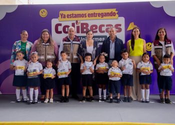 Gobierno Colima entregó ColiBecas-Uniformes a estudiantes de Minatitlán, este jueves