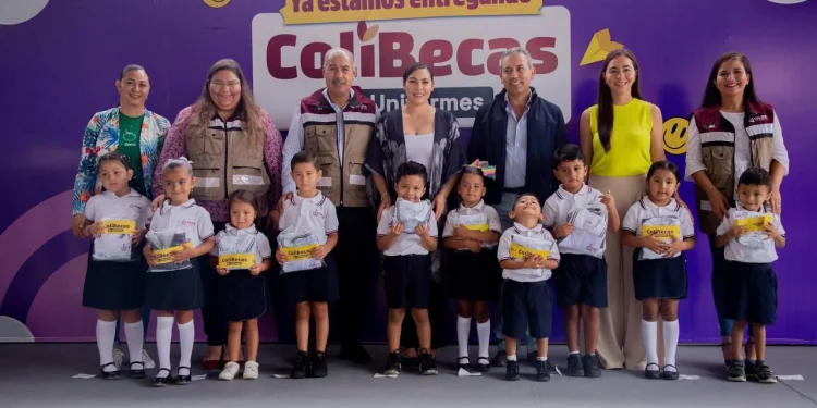 Gobierno Colima entregó ColiBecas-Uniformes a estudiantes de Minatitlán, este jueves