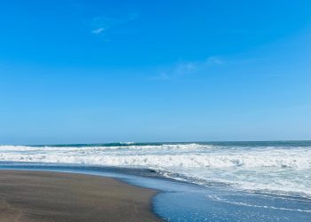 Guardavidas de UEPC Colima rescatan a turista en riesgo de ahogamiento, en Tecomán