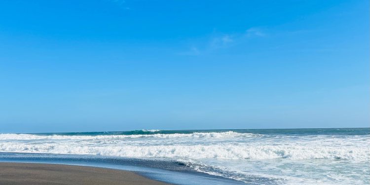 Guardavidas de UEPC Colima rescatan a turista en riesgo de ahogamiento, en Tecomán