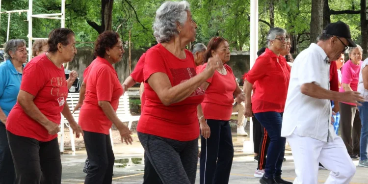 Más de 600 Adultos Mayores participan en clausura de actividades del CAS, en el Parque Regional