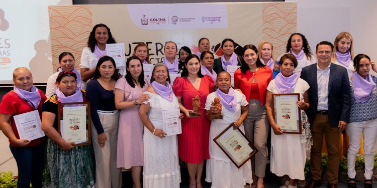 Gobierno Colima entregó a Patricia López el reconocimiento ‘Mujeres Constructoras de Paz’