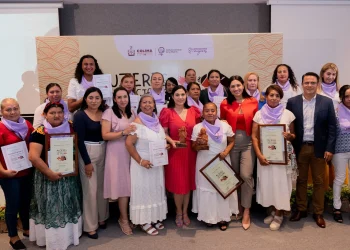 Gobierno Colima entregó a Patricia López el reconocimiento ‘Mujeres Constructoras de Paz’