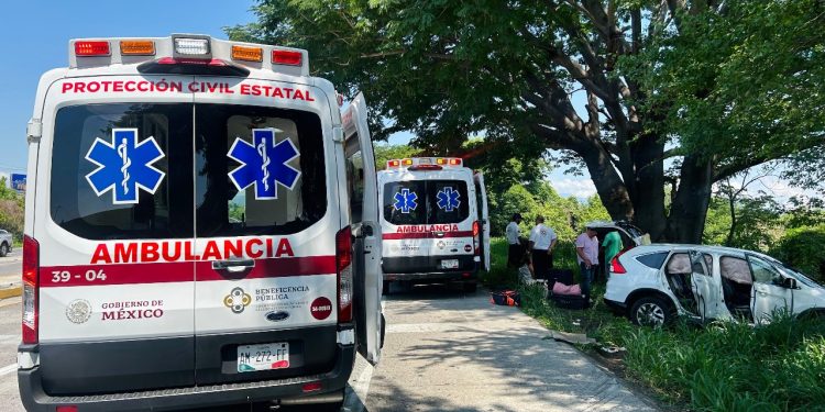UEPC y CRUM atienden personas lesionadas en accidente múltiple; alertan por obstrucción de carriles en la autopista Colima-Manzanillo