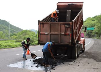 Atiende Seidum baches generados sobre la autopista Colima-Manzanillo