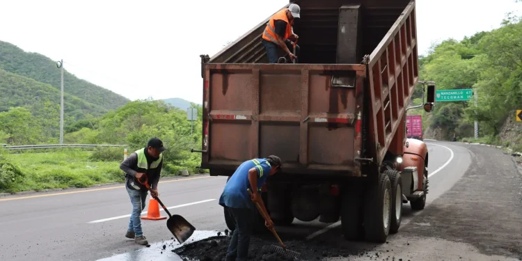 Atiende Seidum baches generados sobre la autopista Colima-Manzanillo