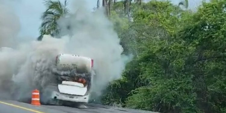 UEPC reporta incendio de autobús en autopista Colima-Manzanillo; no hay personas lesionadas