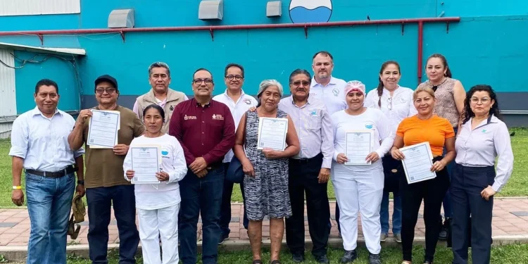 Personal de GrupoMar recibe certificados de IEEA Colima, por concluir nivel de estudios