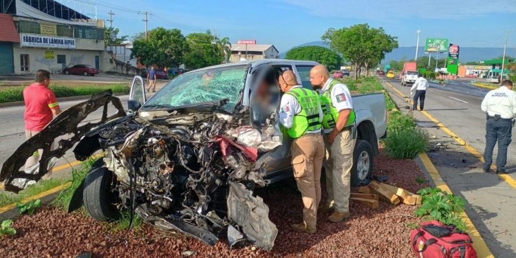 UEPC y CRUM atienden accidente vehicular en el Libramiento de Colima