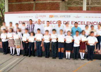 Educación Colima y Contecon Manzanillo entregan Becas a la Excelencia Educativa