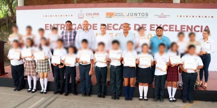 Educación Colima y Contecon Manzanillo entregan Becas a la Excelencia Educativa