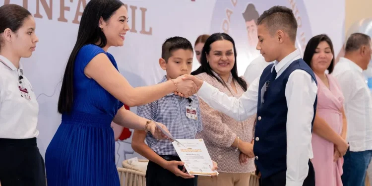 Gobierno de Colima premia a estudiantes que ganaron la Olimpiada del Conocimiento Infantil 2024