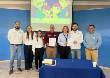 IEEA firma convenio con La Guadalupana Casa Funeral y entrega de 3 certificados a personal de la empresa
