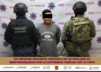 Agentes de la Policía Estatal y de Marina detienen a masculino con marihuana, ice y arma larga, en Manzanillo