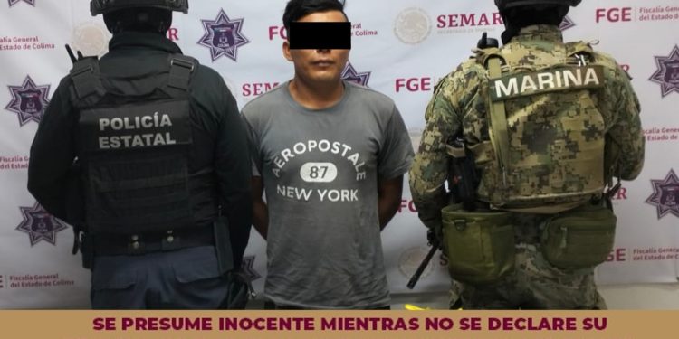 Agentes de la Policía Estatal y de Marina detienen a masculino con marihuana, ice y arma larga, en Manzanillo