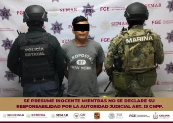 Agentes de la Policía Estatal y de Marina detienen a masculino con marihuana, ice y arma larga, en Manzanillo
