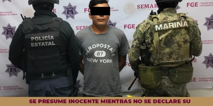 Agentes de la Policía Estatal y de Marina detienen a masculino con marihuana, ice y arma larga, en Manzanillo