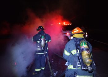 UEPC sofoca incendio de vehículo en la autopista Manzanillo-Colima