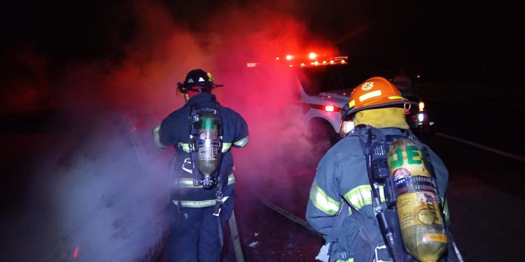 UEPC sofoca incendio de vehículo en la autopista Manzanillo-Colima