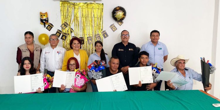 IEEA Colima entrega certificados a personas que terminaron su educación básica, en Cuauhtémoc
