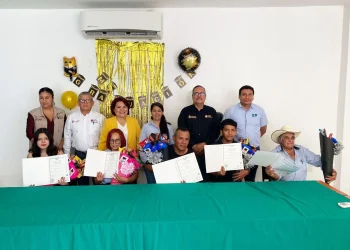 IEEA Colima entrega certificados a personas que terminaron su educación básica, en Cuauhtémoc
