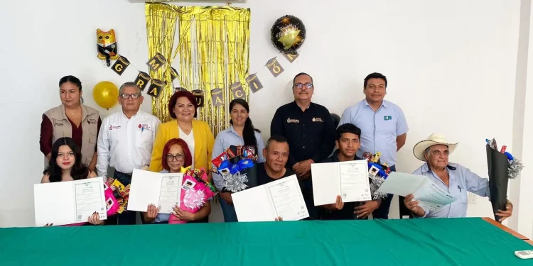 IEEA Colima entrega certificados a personas que terminaron su educación básica, en Cuauhtémoc
