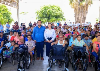 Gobiernos de México y Colima entregan sillas de ruedas y otros apoyos a 155 personas de Tecomán