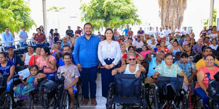 Gobiernos de México y Colima entregan sillas de ruedas y otros apoyos a 155 personas de Tecomán