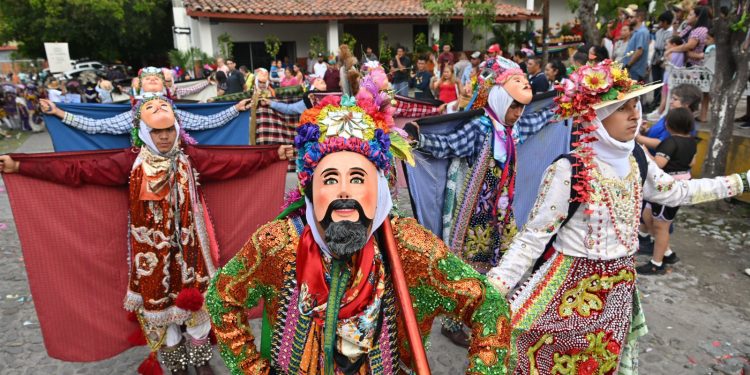 Concluye el ‘Festival Tonelhuayo’ con más de mil participantes en el Encuentro de Danzas Originarias en Suchitlán