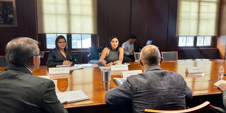 Gobernadora Indira expone proyectos estratégicos de infraestructura para Colima al próximo titular de la SICT