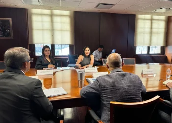 Gobernadora Indira expone proyectos estratégicos de infraestructura para Colima al próximo titular de la SICT