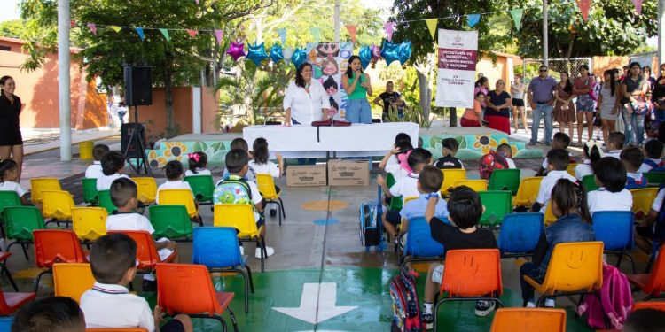 Prosigue este lunes la entrega de ColiBecas Mochilas y Útiles en preescolares de Colima