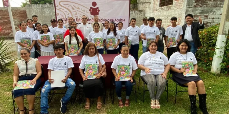 En Armería, IEEA Colima entrega 31 certificados a personas que terminaron su educación básica