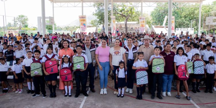 Casi 2,300 estudiantes reciben sus ColiBecas Mochilas y Útiles en Tecomán y Armería, este jueves