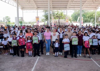Casi 2,300 estudiantes reciben sus ColiBecas Mochilas y Útiles en Tecomán y Armería, este jueves