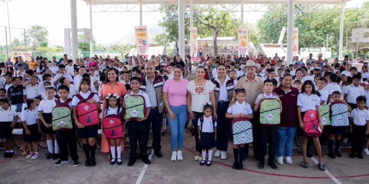 Casi 2,300 estudiantes reciben sus ColiBecas Mochilas y Útiles en Tecomán y Armería, este jueves