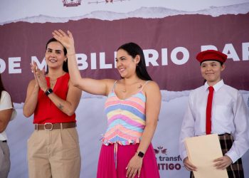 Estudiantes de secundaria de Manzanillo reciben mobiliario por el Gobierno de Colima
