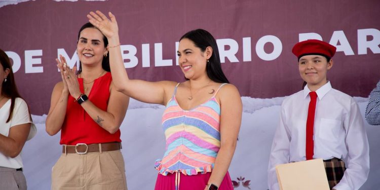Estudiantes de secundaria de Manzanillo reciben mobiliario por el Gobierno de Colima