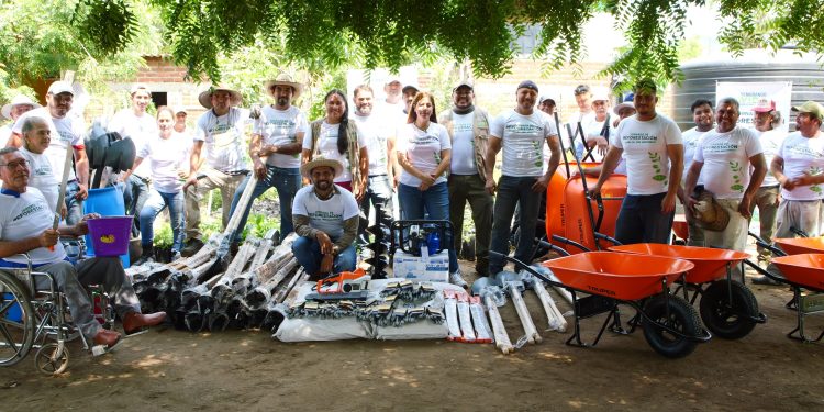 Rocío Beltrán entregó a sembradores aportaciones en especie para reforestación del Cerro del Toro