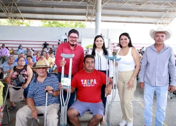 Gobernadora Indira Vizcaíno encabezó entrega de sillas de ruedas y aparatos ortopédicos en Armería