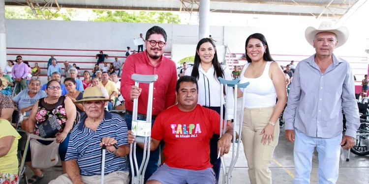 Gobernadora Indira Vizcaíno encabezó entrega de sillas de ruedas y aparatos ortopédicos en Armería