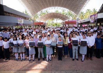 Gobierno de Colima sigue entregando laptops gratuitas; este martes la reciben más de 2 mil estudiantes de secundaria